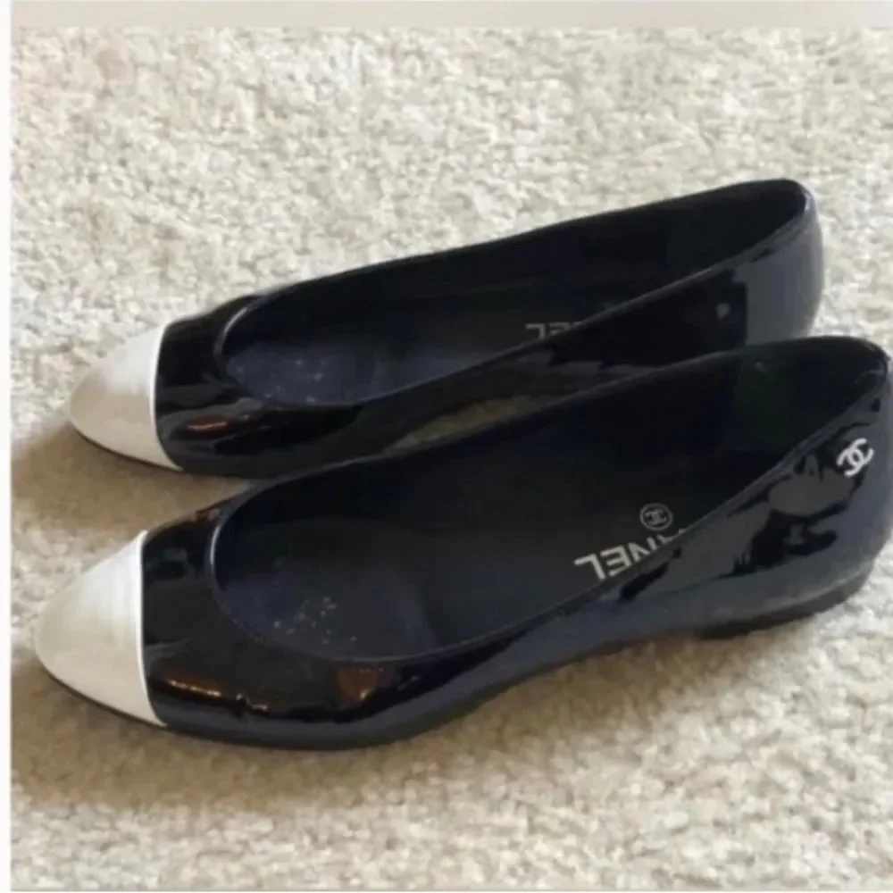 AUTHENTIC! *CHANEL* Sz 40 (8.5-9) Classic Black White Toe Patent Ballet Flats